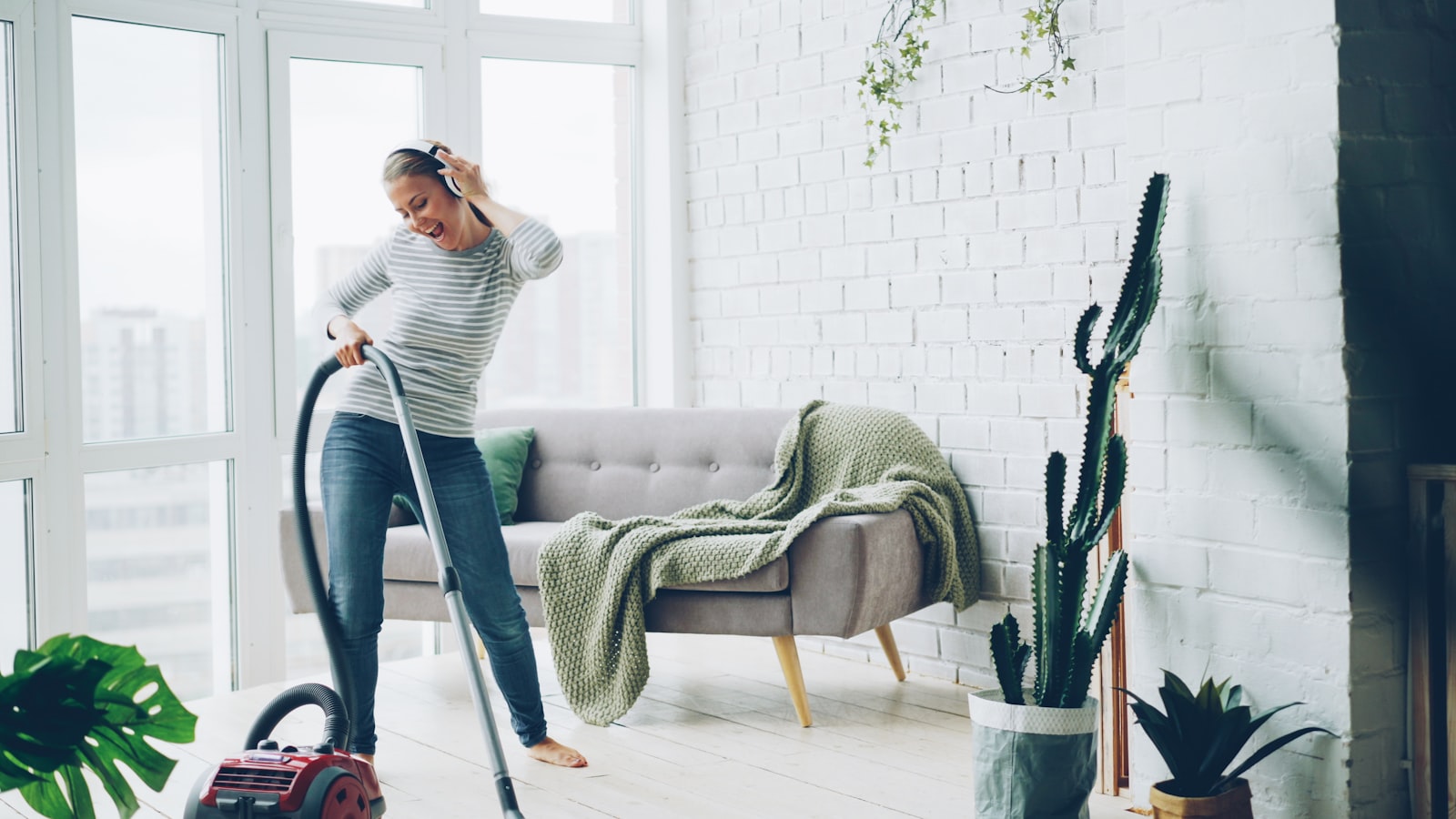 Hauswirtschaftliche Hilfe beim Reinigen einer hellen Wohnung.